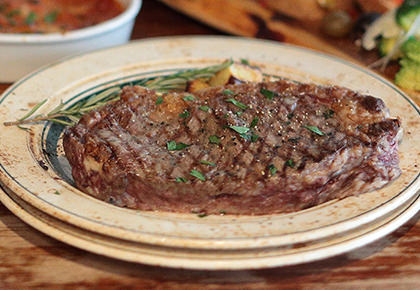 ステーキの炭火焼き